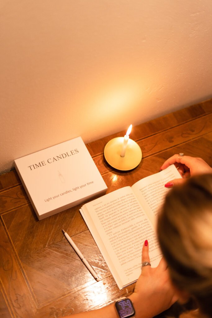 ragazza che studia grazie all'aiuto di time candles